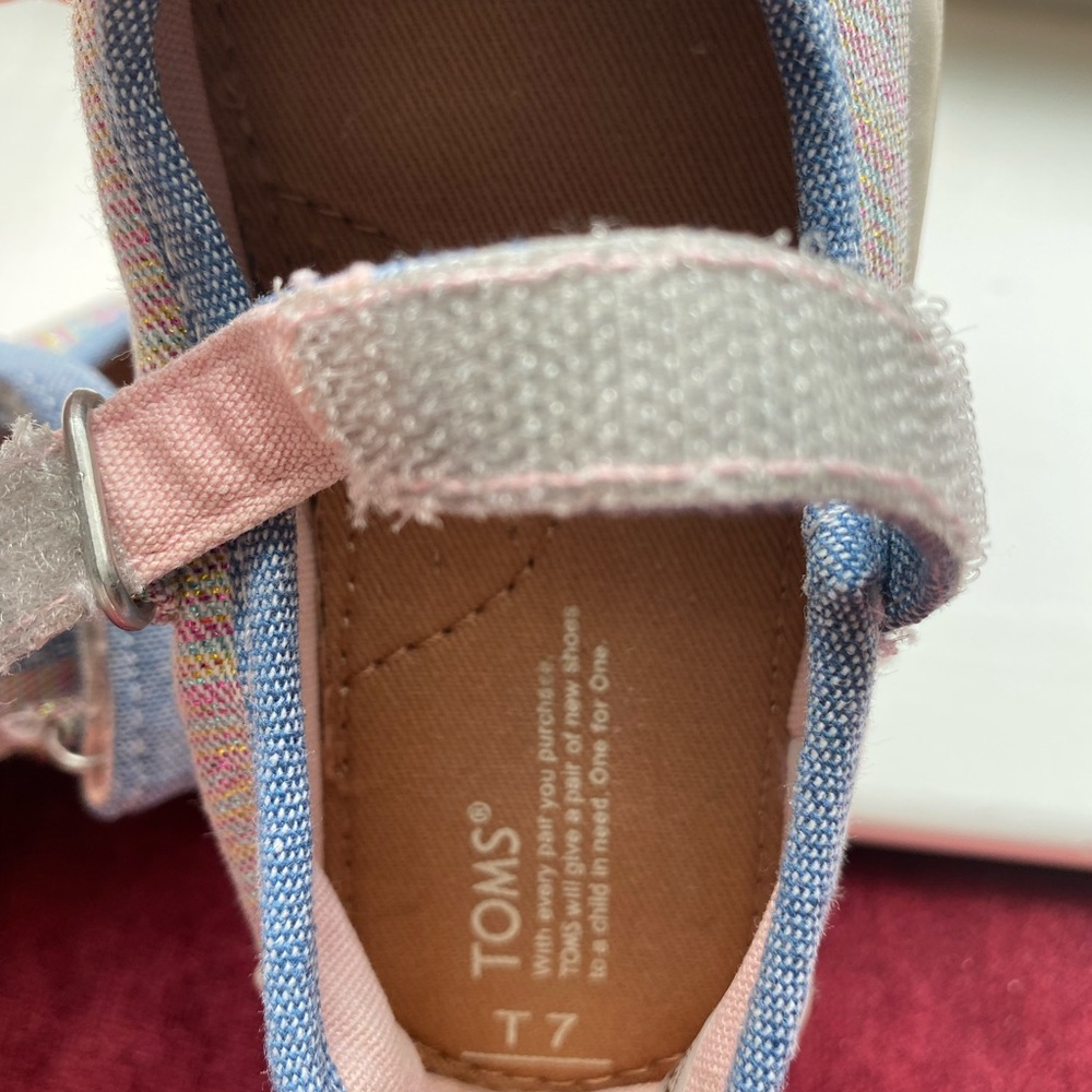 Toms - Picture 3 of 5